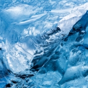 <i class="fa-regular fa-image orange1"></i> Mais 50 Tons de Azul: formas em bloco de gelo (Jökulsárlón, Islândia). / <em>More 50 Shades of Blue: patterns in a block of ice (Jökulsárlón, Iceland).</em> Edu Moreira - Abstrato - Jökulsárlón, Islândia