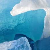 <i class="fa-regular fa-image orange1"></i> 50 Tons de Azul: fenda em bloco de gelo (Jökulsárlón, Islândia). / <em>50 Shades of Blue: a hole in a block of ice (Jökulsárlón, Iceland).</em> Edu Moreira - Abstrato - Jökulsárlón, Islândia