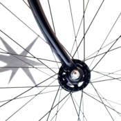<i class="fa-regular fa-image orange1"></i> Bicicleta em uma vitrine (Nova Iorque, Nova Iorque, EUA). / <em>Bike in a store showcase (New York City, New York, USA).</em> Edu Moreira - Abstrato