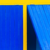 <i class="fa-regular fa-image orange1"></i> Buziana I: detalhe de janela (Búzios, Rio de Janeiro, Brasil). / <em>Buziana I: window detail (Buzios, Rio de Janeiro, Brazil).</em> Edu Moreira - Abstrato
