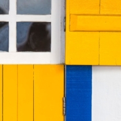 <i class="fa-regular fa-image orange1"></i> Mondrian: detalhe de janela (Búzios, Rio de Janeiro, Brasil). / <em>Mondrian: window detail (Buzios, Rio de Janeiro, Brazil).</em> Edu Moreira - Abstrato