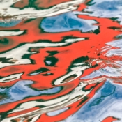<i class="fa-regular fa-image orange1"></i> Galileo: detalhe de reflexo de barco de pescador (Búzios, Rio de Janeiro, Brasil). / <em>Galileo: detail of a fisherman boat reflection (Buzios, Rio de Janeiro, Brazil).</em> Edu Moreira - Abstrato
