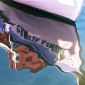 <i class="fa-regular fa-image orange1"></i> Garota Linda: detalhe de reflexo de barco de pescador (Paraty, Rio de Janeiro, Brasil). / <em>Garota Linda (Beautiful Girl): detail of a fisherman boat reflection (Paraty, Rio de Janeiro, Brazil).</em> Edu Moreira - Abstrato - Detalhe do barco Garota Linda