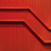 <i class="fa-regular fa-image orange1"></i> Linhas Vermelhas: detalhe de decoração na parede de restaurante novaiorquino (Nova Iorque, Nova Iorque, EUA). / <em>Red Lines: detail of a New York restaurant wall (New York City, New York, USA).</em> Edu Moreira - Abstrato