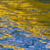 <i class="fa-regular fa-image orange1"></i> Mabiola: detalhe de reflexo de barco de pescador (Búzios, Rio de Janeiro, Brasil). / <em>Mabiola: detail of a fisherman boat reflection (Buzios, Rio de Janeiro, Brazil).</em> Edu Moreira - Mabiola