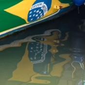 <i class="fa-regular fa-image orange1"></i> Ordem e Progresso: lateral de barco de pesca e seu reflexo na água (Paraty, Rio de Janeiro, Brasil). / <em>Ordem e Progresso (Order and Progress): side of a fishing boat and its reflection on the water (Paraty, Rio de Janeiro, Brazil).</em> Edu Moreira - Ordem e Progresso