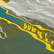 <i class="fa-regular fa-image orange1"></i> Paratiana: detalhe de reflexo de barco de pescador (Paraty, Rio de Janeiro, Brasil). / <em>Paratiana: detail of a fisherman boat reflection (Paraty, Rio de Janeiro, Brazil).</em> Edu Moreira - Abstrato