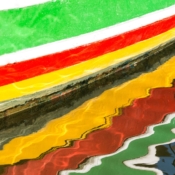 <i class="fa-regular fa-image orange1"></i> Arco-íris: lateral de barco de pesca e seu reflexo na água (Paraty, Rio de Janeiro, Brasil). / <em> Rainbow: side of a fishing boat and its reflection on the water (Paraty, Rio de Janeiro, Brazil).</em> Edu Moreira - Paraty | 6th FAPA (Fine Art Photography Awards) - Abstrato / Abstract Nominee