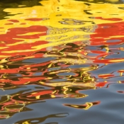 <i class="fa-regular fa-image orange1"></i> Reflexo: lateral de barco de pesca e seu reflexo na água (Paraty, Rio de Janeiro, Brasil) / <em>Reflection: side of a fishing boat and its reflection on the water (Paraty, Rio de Janeiro, Brazil)</em> Edu Moreira - Reflexo de barco