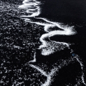<i class="fa-regular fa-image orange1"></i> Granizo: granizo espalhado em praia de areia vulcânica (Reynisfjara, Islândia). / <em>Hail on the volcanic sand of Reynisfjara beach in Vík (Iceland).</em> Edu Moreira - Abstrato - Reynisfjara, Islândia