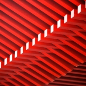 <i class="fa-regular fa-image orange1"></i> Telhado: telhado do Pier 15 (Nova Iorque, Nova Iorque, EUA). / <em>Roof: roof of Pier 15 (New York City, New York, USA).</em> Edu Moreira - Teto vermelho de madeira