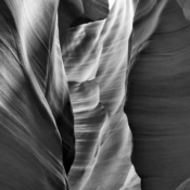 <i class="fa-regular fa-image orange1"></i> O Upper Antelope Canyon (Page, Arizona, EUA) é um canyon de fresta com formato de "V" invertido. Surpreendentemente, a luz penetra por uma estreita fenda na parte de cima e ilumina lindas paredes de arenito cor de rosa e alaranjado. / <em>The Upper Antelope Canyon (Page, Arizona, USA) is a slot canyon with an inverted "V" shape. Surprisingly, light filters through a narrow gap at the top and illuminates beautiful pink and orange stone walls.</em> Edu Moreira - Ansel Adams