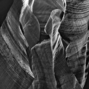 <i class="fa-regular fa-image orange1"></i> O Upper Antelope Canyon (Page, Arizona, EUA) exibe uma beleza indescritível. Ele fica dentro de uma reserva indígena, e a Nação Navajo explora seu turismo. Um canyon semelhante a esse serviu de cenário para o filme "127 Horas". / <em>The Upper Antelope Canyon (Page, Arizona, USA) displays an indescribable beauty. It lies within a Native American reservation, and the Navajo Nation manages its tourism. A canyon similar to this one served as the setting for the film "127 Hours."</em> Edu Moreira - Ansel Adams
