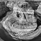 <i class="fa-regular fa-image orange1"></i> O Horseshoe Bend fica bem próximo do Antelope Canyon (Page, Arizona, EUA). Atualmente, essa fantástica curva do Rio Colorado atrai milhares de visitantes. O rio escavou a rocha em formato de ferradura, a mais de 300 metros de profundidade abaixo do mirante. / <em>Horseshoe Bend is located very close to Antelope Canyon (Page, Arizona, USA). Today, this stunning curve of the Colorado River draws thousands of visitors. The river carved the rock into a horseshoe shape, more than 1,000 feet below the overlook.</em> Edu Moreira - Horseshoe Bend - Page, Arizona, EUA