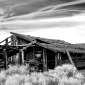 <i class="fa-regular fa-image orange1"></i> Esta casa exibe uma placa “No Trespassing” (“Proibida a Entrada”), ainda que esteja em ruínas. Ela fica no meio do Deserto de Mojave, logo após o Death Valley National Park, no estado da Califórnia (EUA). Que tesouros seu antigo dono, provavelmente um garimpeiro, estaria guardando? / <em>This house displays a No Trespassing sign, even though it lies in ruins. It sits in the middle of the Mojave Desert, just past Death Valley National Park, in the state of California (USA). What treasures was its former owner — most likely a gold miner — would be keeping?</em> Edu Moreira - Ansel Adams