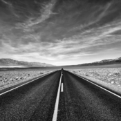 <i class="fa-regular fa-image orange1"></i> Shoshone: as estradas conduzem os turistas às atrações mais importantes do Death Valley National Park (Califórnia, EUA). No entanto, ao cortar o árido Deserto de Mojave, ela aparenta levar ao absolutamente nada! / <em>Shoshone: roads lead tourists to the most important attractions of Death Valley National Park (California, USA). However, as it cuts through the arid Mojave Desert, it seems to lead to absolutely nothing!</em> Edu Moreira - Ansel Adams