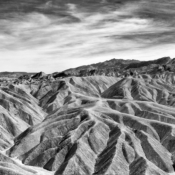 <i class="fa-regular fa-image orange1"></i> O Zabriskie Point é uma região a leste do Death Valley National Park (Califórnia, EUA), famosa por sua paisagem árida e erodida. A região parece uma estranha paisagem extraterrestre. / <em>Zabriskie Point is an area east of Death Valley National Park (California, USA), famous for its arid and eroded landscape. The region looks like a strange extraterrestrial scenery.</em> Edu Moreira - Death Valley - Califórnia, EUA