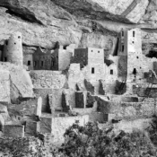 <i class="fa-regular fa-image orange1"></i> Há mais de 700 anos, os Anasazi — povo primitivo da região — construíram essas incríveis moradias na proteção de frestas de penhascos. O Cliff Palace, com mais de 200 cômodos, é o mais importante sítio arqueológico do Mesa Verde National Park (Colorado, EUA). / <em>More than 700 years ago, the Ancestral Puebloans — the ancient people of the region — built these incredible dwellings nested in the shelter of cliff crevices. Cliff Palace, with more than 200 rooms, is the most important archaeological site in Mesa Verde National Park (Colorado, USA).</em> Edu Moreira - Ansel Adams