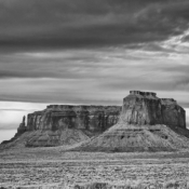 <i class="fa-regular fa-image orange1"></i> O Monument Valley (Utah, EUA) reúne um aglomerado de formações em arenito que se destacam na desértica paisagem da região. O Sentinel Mesa, símbolo do oeste americano, fica em uma reserva indígena da Nação Navajo. / <em>Monument Valley (Utah, USA) brings together a cluster of sandstone formations that stand out against the region's desert landscape. Sentinel Mesa, a symbol of the American West, sits within a Navajo Nation tribal park.</em> Edu Moreira - Ansel Adams