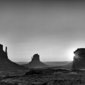 <i class="fa-regular fa-image orange1"></i> O nascer do sol sobre o Merrick Butte é impressionante, com toda certeza! A formação rochosa, em Monument Valley (Utah, EUA), recebeu esse nome em homenagem a James Merrick, mineiro de prata que perdeu a vida em um ataque dos índios Ute perto deste local. / <em>The sunrise over Merrick Butte is truly breathtaking! This rock formation in Monument Valley (Utah, USA) was named in honor of James Merrick, a silver miner who lost his life in an attack by Ute warriors near this site.</em> Edu Moreira - Ansel Adams
