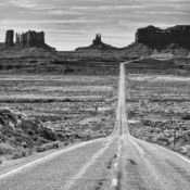 <i class="fa-regular fa-image orange1"></i> Mile Mark 13: as deslumbrantes paisagens de Monument Valley (Utah, EUA) já encantaram Hollywood. Sobretudo, serviram — e servem — de cenário para dezenas de filmes. Foi neste mesmo ponto que Forrest Gump se virou para seus seguidores e desistiu de sua caminhada. O ator Tom Hanks interpretou esse personagem do filme de mesmo nome. / <em>Mile Mark 13: the stunning landscapes of Monument Valley (Utah, USA) have long captivated Hollywood. Above all, they have served — and continue to serve — as the backdrop for dozens of films. It was at this very spot that Forrest Gump turned to his followers and gave up his run. Actor Tom Hanks portrayed this character in the movie with the same name.</em> Edu Moreira - Monument Valley - EUA
