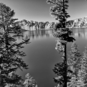 <i class="fa-regular fa-image orange1"></i> Vista a partir do Cloudcap Overlook no Crater Lake National Park (Oregon, EUA). As bordas do lago se elevam a quase 700 metros acima do nível da água. Uma antiga lenda indígena conta que o pássaro bluejay era cinza antes de mergulhar nas águas azuis do Crater Lake. / <em>View from Cloudcap Overlook at Crater Lake National Park (Oregon, USA). The rim of the lake rises nearly 700 meters above the water's surface. An old Native American legend says that the bluejay was gray before diving into the blue waters of Crater Lake.</em> Edu Moreira - Ansel Adams