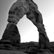 <i class="fa-regular fa-image orange1"></i> O Delicate Arch não apenas é o mais belo arco natural do Arches National Park, mas também simboliza o estado de Utah (EUA). Uma caminhada de pouco mais de uma hora em terreno inclinado conduz o visitante até ele. Mas, vale a pena! / <em>Delicate Arch is not only the most beautiful natural arch in Arches National Park, but also a symbol of the state of Utah (USA). A hike of just over an hour across sloping trail leads the visitors to it — and it's well worth it!</em> Edu Moreira - Ansel Adams
