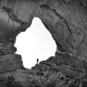 <i class="fa-regular fa-image orange1"></i> O Arches National Park (Utah, EUA) concentra mais de 2000 arcos naturais. O North Window, por exemplo, é uma dessas maravilhas da natureza admiradas em todo o mundo. O processo de erosão leva milhões de anos para formar esses arcos de beleza incrível. / <em>Arches National Park (Utah, USA) contains more than 2,000 natural arches. North Window, for example, is one of those wonders of nature admired around the world. The erosion process takes millions of years to form these arches of incredible beauty.</em> Edu Moreira - Arches National Park - Utah, EUA