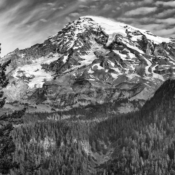 <i class="fa-regular fa-image orange1"></i> O Mount Rainier, com mais de 4800 metros de altura, domina a paisagem da região e é visível de Seattle, a mais de 100 km de distância. Já disseram que a vista de Paradise (Washington, EUA) é tão bela que, se o paraíso existe, seria algo semelhante. / <em>Mount Rainier, rising over 4800 meters, dominates the landscape of the region and is visible from Seattle, more than 100 kilometers away. It has been said that the view from Paradise (Washington, USA) is so beautiful that if paradise exists, it would look something like this.</em> Edu Moreira - Ansel Adams