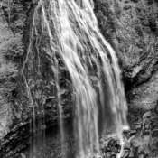 <i class="fa-regular fa-image orange1"></i> Criado em 1890, o Mount Rainier National Park é um dos mais antigos parques nacionais americanos. As Narada Falls formam uma bela queda de cerca de 50 metros de altura, a meio caminho entre a entrada do parque e Paradise (Washington, EUA). / <em>Established in 1890, Mount Rainier National Park is one of the oldest national parks in America. Narada Falls forms a beautiful cascadeof about 50 meters in height, halfway between the park entrance and Paradise (Washington, USA).</em> Edu Moreira - Mount Rainier National Park - Washington, EUA