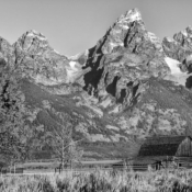 <i class="fa-regular fa-image orange1"></i> O The John Moulton Barn é um celeiro que fica no Grand Teton National Park (Wyoming, EUA). As Teton Range (Montanhas Teton) compõem o cenário ao fundo. Formadas há mais de 13 milhões de anos, elas se elevam a mais de 4100 metros sobre o exuberante vale do Snake River. No século XIX, caçadores de peles frequentavam essa conhecida área. / <em>The John Moulton Barn is a barn located in Grand Teton National Park (Wyoming, USA). The Teton Range forms the backgrounf. Formed more than 13 million years ago, the mountains rise to over 4100 meters above the lush Snake River valley. In the 19th century, fur hunters frequented this well known area.</em> Edu Moreira - Grand Teton National Park - Wyoming, EUA