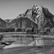 <i class="fa-regular fa-image orange1"></i> Oxbow Bend: essa curva do Snake River atrai multidões ao Grand Teton National Park (Wyoming, EUA). O Mount Moran ao fundo, refletido nas águas do rio, e o multicolorido das árvores de outono compõem uma paisagem que jamais sairá da minha lembrança! / <em>Oxbow Bend: this curve of the Snake River draws crowds to Grand Teton National Park (Wyoming, USA). Mount Moran in the background, reflected in the river's waters, and the multicolored autumn foliage create a landscape that will never leave my memory!</em> Edu Moreira - Ansel Adams