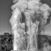 <i class="fa-regular fa-image orange1"></i> Criado em 1872, o Yellowstone National Park (Wyoming, EUA) é o mais antigo parque nacional do mundo. De todas as atrações, talvez a mais famosa seja o gêiser Old Faithful, que lança jorros de vapor a mais de 50 metros de altura a cada 90 minutos. / <em>Established in 1872, Yellowstone National Park (Wyoming, USA) is the oldest national park in the world. Of all its attractions, perhaps the most famous is the Old Faithful geyser, which shoots jets of steam more than 50 meters into the air every 90 minutes.</em> Edu Moreira - Ansel Adams