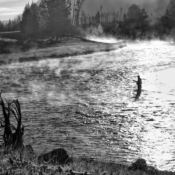 <i class="fa-regular fa-image orange1"></i> A atividade vulcânica é intensa no Yellowstone National Park (Wyoming, EUA), com mais de 10.000 fontes termais e gêiseres. Um super vulcão cuja cratera ultrapassa 50 km de raio alimenta toda essa energia. O forte frio da manhã faz com que o rio Madison River libere vapores de água quente. / <em>Volcanic activity is intense in Yellowstone National Park (Wyoming, USA), with more than 10,000 thermal springs and geysers. A super volcano whose caldera exceeds 50 kilometers in radius fuels all this energy. The sharp morning cold causes the Madison River to release plumes of hot steam. Edu Moreira - Ansel Adams