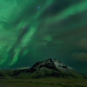 <i class="fa-regular fa-image orange1"></i> Aurora boreal com o Mount Hatta em primeiro plano em Vík II (Islândia). / <em>Northern Lights with Mount Hatta in the foreground on Vík II (Iceland).</em> Edu Moreira - Aurora Boreal
