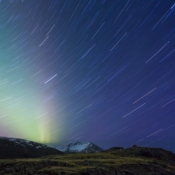 <i class="fa-regular fa-image orange1"></i> Aurora boreal com riscos de estrelas em Stafafell (Islândia). / <em>Northern lights with star trails on Stafafell (Iceland).</em> Edu Moreira - Aurora Boreal