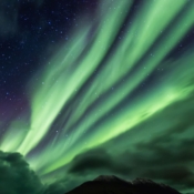 <i class="fa-regular fa-image orange1"></i> Aurora boreal no vilarejo de Varmahlid (Islândia). / <em>Northern lights in the village of Varmahlid (Iceland).</em> Edu Moreira - Aurora Boreal