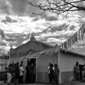 <i class="fa-regular fa-image orange1"></i> Pôr de sol, comunidade de Barreiro Preto, Riacho dos Machados, MG. / <em>Sunset, Barreiro Preto village, Riacho dos Machados, Minas Gerais.</em> Edu Moreira - Caatingueiros