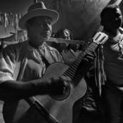 <i class="fa-regular fa-image orange1"></i> Violeiro, comunidade de Barreiro Preto, Riacho dos Machados, MG. / <em>Violist, Barreiro Preto village, Riacho dos Machados, Minas Gerais.</em> Edu Moreira - Caatingueiros
