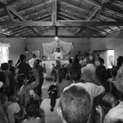 <i class="fa-regular fa-image orange1"></i> Missa dominical em pequena igreja rural, comunidade de Barreiro Preto, Riacho dos Machados, MG. / <em>Sunday mass in a small rural church, Barreiro Preto village, Riacho dos Machados, Minas Gerais.</em> Edu Moreira - Povos Tradicionais do Cerrado