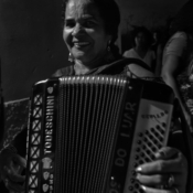 <i class="fa-regular fa-image orange1"></i> Sanfoneira, comunidade de Barreiro Preto, Riacho dos Machados, MG. / <em>Accordion player, Barreiro Preto village, Riacho dos Machados, Minas Gerais.</em> Edu Moreira - Caatingueiros