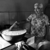 <i class="fa-regular fa-image orange1"></i> Dona Maria das Neves (70 anos) fazendo requeijão, comunidade de Curral Velho, Porteirinha, MG. / <em>Dona Maria das Neves (70 years old) making creamy chease, Curral Velho village, Porteirinha, Minas Gerais.</em> Edu Moreira - Caatingueiros