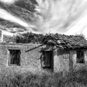 <i class="fa-regular fa-image orange1"></i> Ruínas de antiga casa de adobe, quilombo Campo, Serranópolis de Minas, MG. / <em>Ruins of an old adobebrick house, Quilombo de Campo, an old settlement founded by Maroons, Serranopolis de Minas, Minas Gerais.</em> Edu Moreira - Caatingueiros