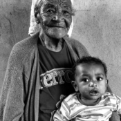 <i class="fa-regular fa-image orange1"></i> Dona Luzia (102 anos) e seu bisneto, Serranópolis de Minas, MG. / <em>Dona Luzia (102 years old) and her great-grandson, Serranopolis de Minas, Minas Gerais.</em> Edu Moreira - Caatingueiros