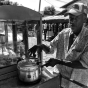 <i class="fa-regular fa-image orange1"></i> O pipoqueiro Pelé, Serranópolis de Minas, MG. / <em>Pele, the pooper, Serranopolis de Minas, Minas Gerais.</em> Edu Moreira - Caatingueiros