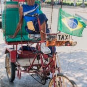 <i class="fa-regular fa-image orange1"></i> Centro: bicitaxi (Havana, Cuba). / <em>Downtown: taxi bike (Havana, Cuba).</em> Edu Moreira - Cuba