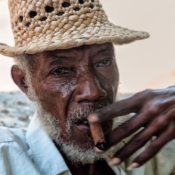 <i class="fa-regular fa-image orange1"></i> Centro: velho senhor e seu charuto (Havana, Cuba). / <em>Downtown: old man and his cigar (Havana, Cuba).</em> Edu Moreira - Cuba