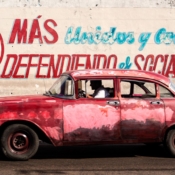 <i class="fa-regular fa-image orange1"></i> Centro: propaganda versus realidade (Havana, Cuba). / <em>Downtown: propaganda vs reality (Havana, Cuba).</em> Edu Moreira - Havana