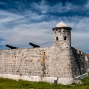 <i class="fa-regular fa-image orange1"></i> Castillo de San Salvador de la Punta é uma das três fortalezas localizadas em Malecón, ou a orla da capital cubana (Havana, Cuba). / <em>Castillo de San Salvador de la Punta is one of three fortresses located on Malecón, or bay of the Cuban capital (Havana, Cuba).</em> Edu Moreira - Cuba