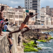 <i class="fa-regular fa-image orange1"></i> Malecón: brincando com o perigo (Havana, Cuba). / <em>Malecón: playing with danger (Havana, Cuba).</em> Edu Moreira - Cuba